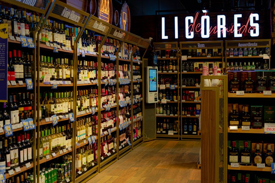 Explore uma seleção diversificada de vinhos e destilados neste corredor de bebidas bem abastecido.
